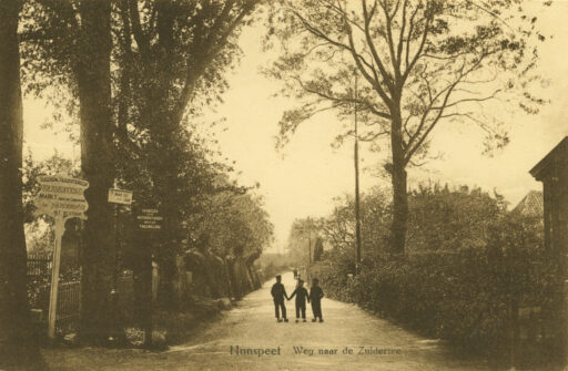 Nunspeet, weg naar de Zuiderzee. Mogelijk de kruising Brinkersweg - Zeeweg. Begin twintigste eeuw. [Noord-Veluws Archief] 