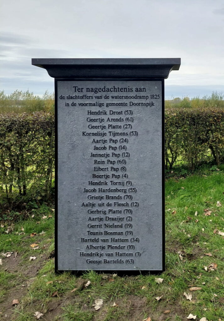 De herdenkingssteen voor de slachtoffers van de watersnood 1825 in de voormalig gemeente Doornspijk, nu gemeente Elburg. Het is een grijze rechtstaande staan met daarop de namen en leeftijden van de slachtoffers.