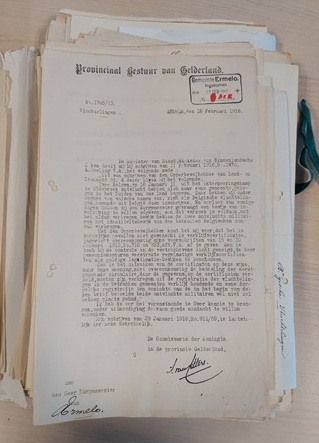 Brief Commissaris van de Koningin, 18 februari 1916. Toegang 4002, inv.nr 2051 Een getypte brief mat rechtsboven een stempel Helemaal bovenin staat Provinciaal bestuur Gelderland in gekrulde letters.