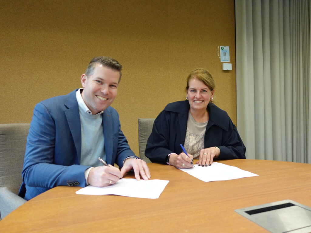 Heidi de Bruin en Rudolf Bosch, directeur NoVA ondertekenen de schenking van de unieke beeldcollectie van Willem de Bruin.