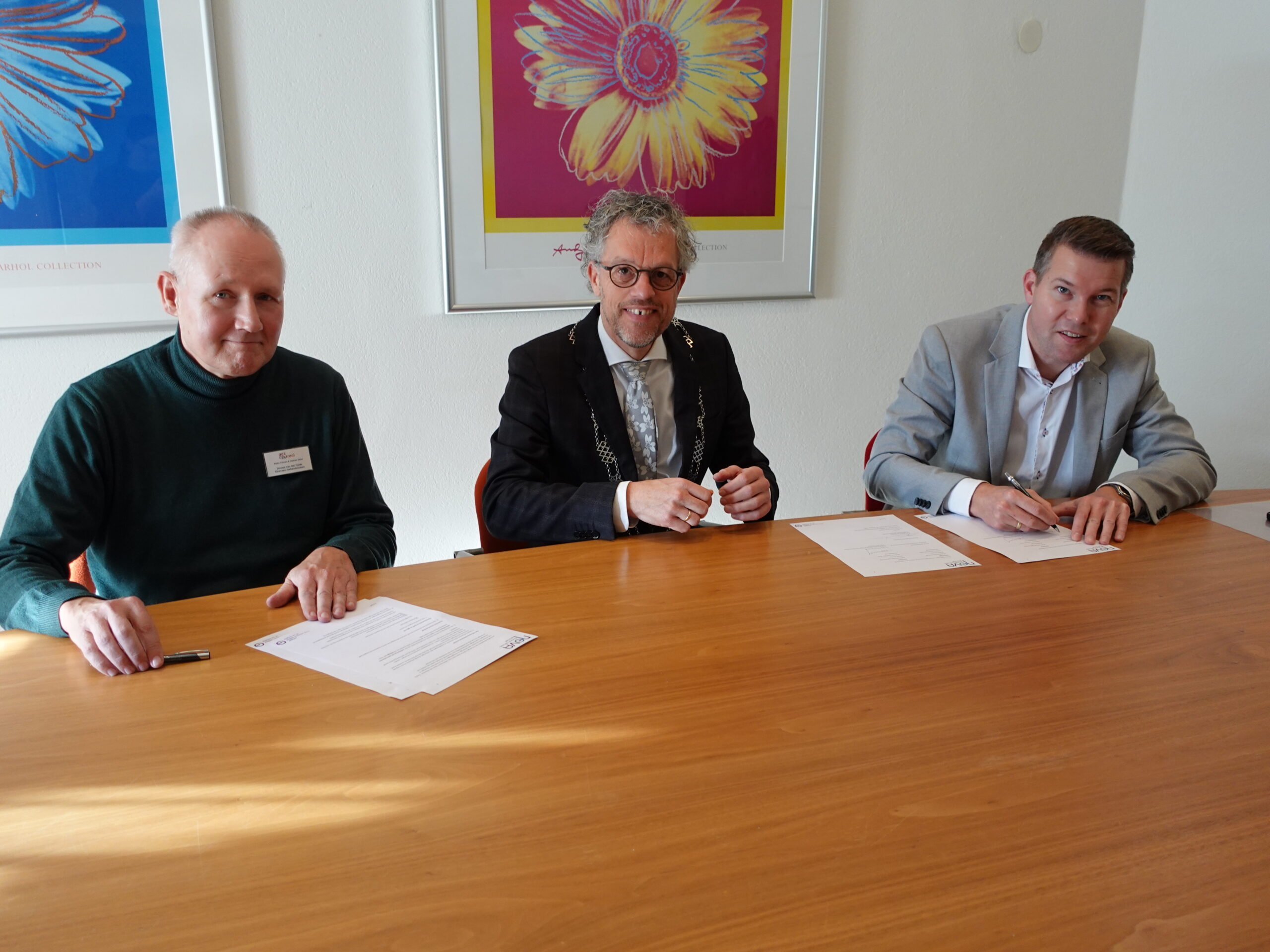 Douwe van der Heide (GGz Centraal), Burgemeester Hans van Daalen en Rudolf Bosch (Noord-Veluws Archief) en tekenen de overeenkomst