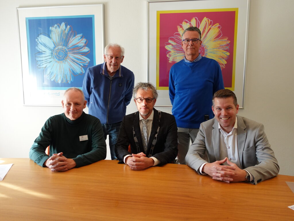 Douwe van der Heide (GGz Centraal), burgemeester Hans van Daalen, Rudolf Bosch (NoVA) samen Dick van Wijngaarden en Johannes de Kroon, die Museum Parkzicht ve tegenwoordigden.