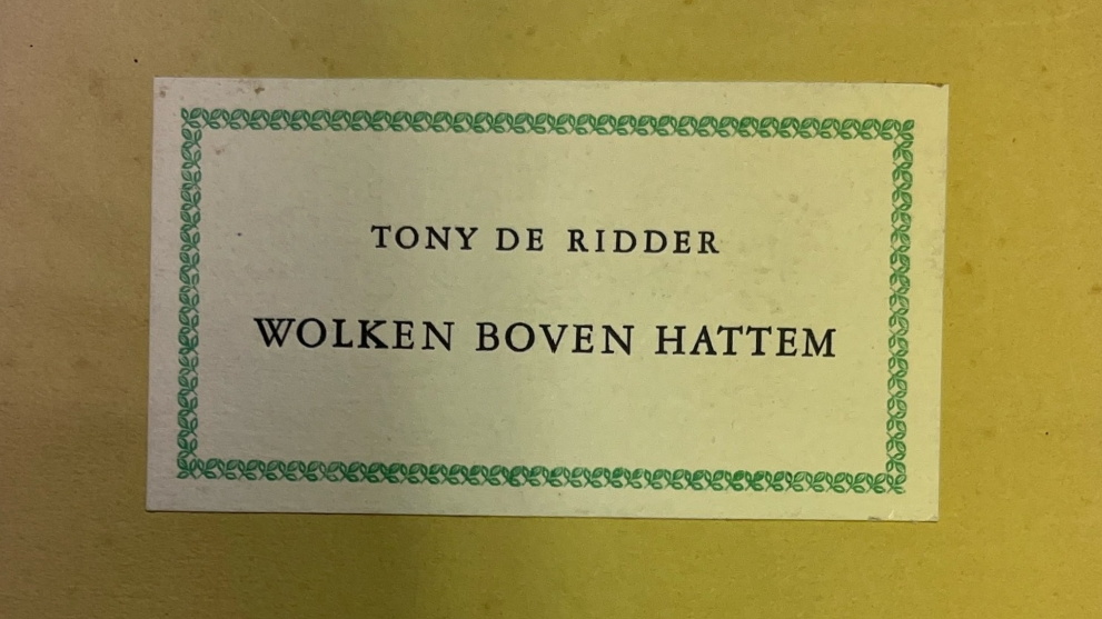 Omslag van het boekje 'wolken boven Hattem' van Tony de Ridder.