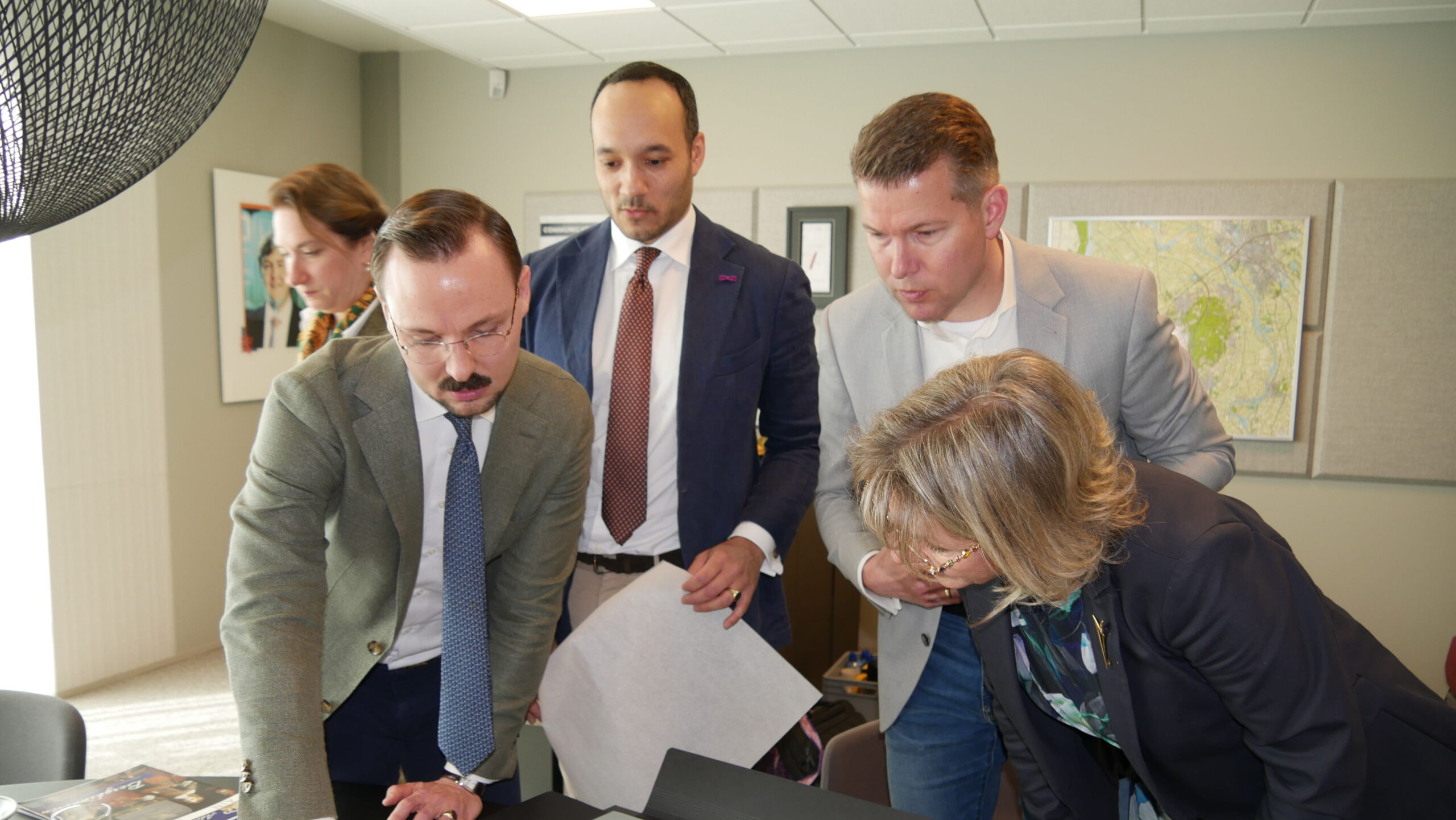 De stukken uit het familiearchief worden bekeken. Vlnr: Maarten von Balluseck, Floris von Balluseck - Van Hindevoort, Rudolf Bosch, burgemeester Tanja Haseloop - Amsing