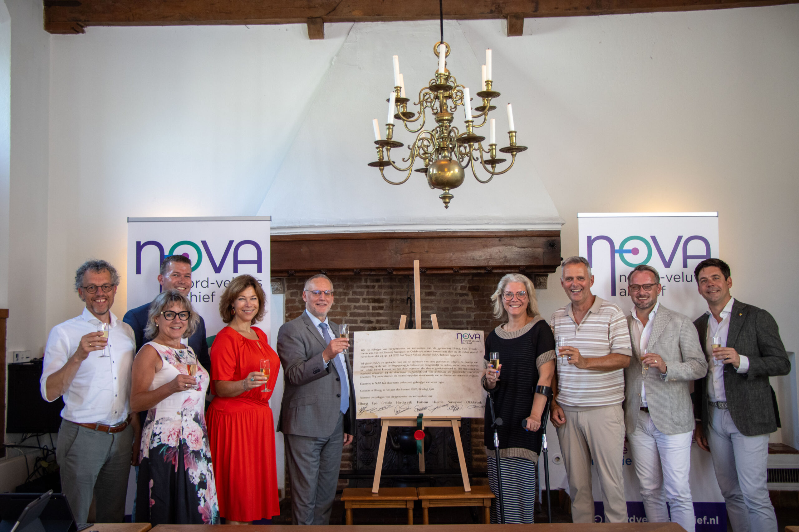 Bestuur van het Noord-Veluws Archief proost op de ondertekende oorkonde voor de oprichting van de nieuwe archiefdienst op 1 juli 2025. [Noord-Veluws Archief]