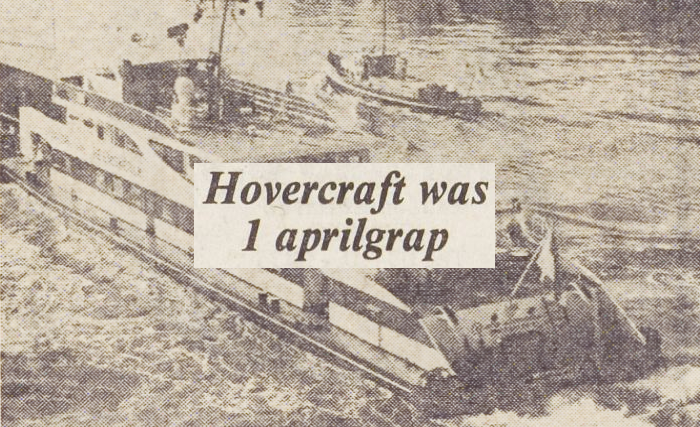 Plaatje uit de krant met daarop geplakt Hovercraft was 1 aprilgrap