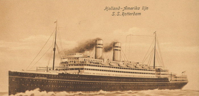 een bruine plaat met daarop een stoomschip genaamd: Holland-Amerika lijn S.S. Rotterdam.