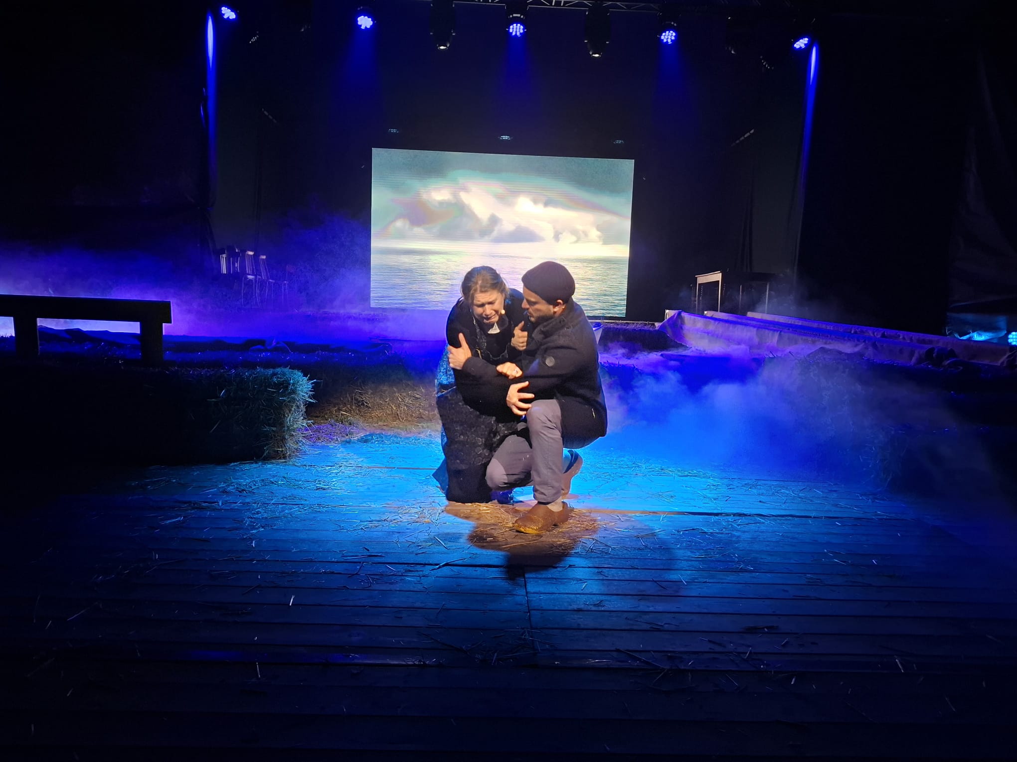 Eibert Schuurman redt Hannisje Niederwets in de theatervoorstelling '1825, de vergeten ramp'