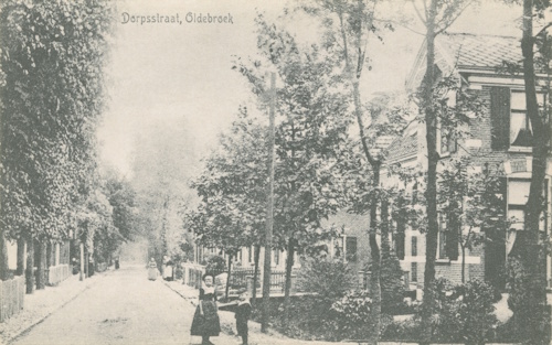 Afbeelding 1 – 2900 Fotocollectie Oldebroek 1, 72, Zicht op de Dorpsstraat met gracht