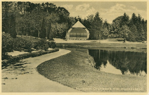 Afbeelding 2 – 3900 Fotocollectie gemeente Nunspeet 1 – 2441 Nunspeet, Oranjepark met muziekkoepel