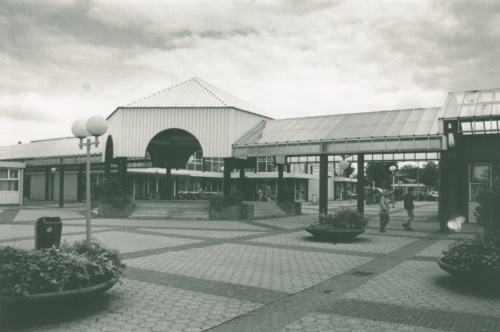 Afbeelding 3 – 2900 Fotocollectie Oldebroek 1 – 294 Muziektent in het winkelcentrum Meidoornplein