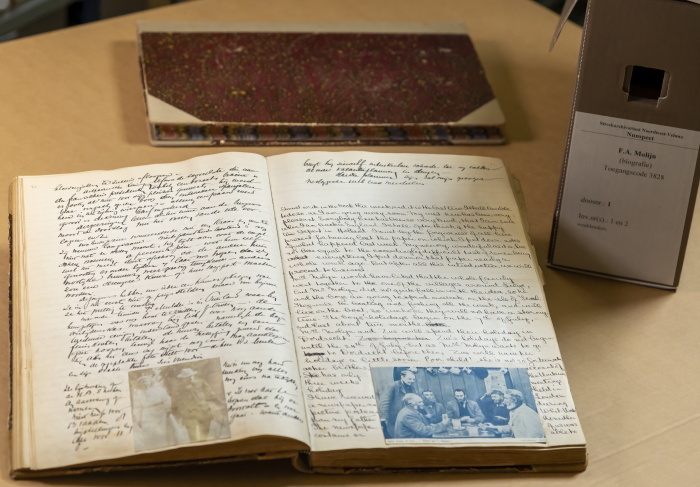 Twee boeken met waarvan de bovenste gesloten en de onderste geopend met geschreven tekst en twee foto's.