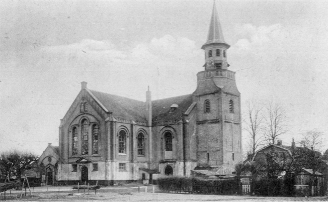 Een zwart/wit prentenkaart van een kerk in Nunspeet